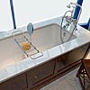Wannenabdeckung aus Bianco Carrara Typ C, ausgesucht helles Material. Die Abdeckung ist aus einem St&uuml;ck gearbeitet.