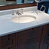 Waschtischplatte aus einem ausgesucht hellen Bianco Carrara Typ C, mit polierter Oberfl&auml;che.
