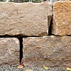Mauer  Gespaltener Bruchstein aus gemischtem Muschelkalk, Gr&ouml;&szlig;e 15 bis 25 cm &nbsp;hoch und tief. L&auml;ngen 20 bis 50 cm.
