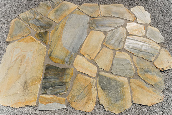 Impressionen aus unserer Werksausstellung mit Polygonalplatten aus Naturstein.
