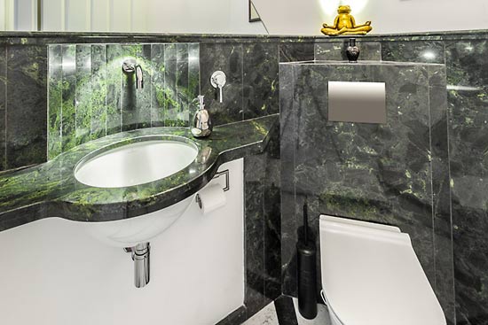 Waschtisch und WC aus Verde Karzai, ein Hartgestein aus dem Iran.
