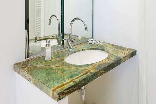 Waschtischplatte mit untergearbeitetem Keramikbecken aus Naturstein Rain Forest Green.