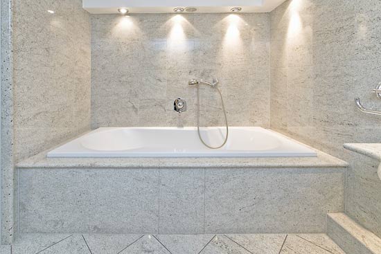 Badezimmer aus Kashmir White. Die Badewanne wurde mit dem Granit eingefasst.