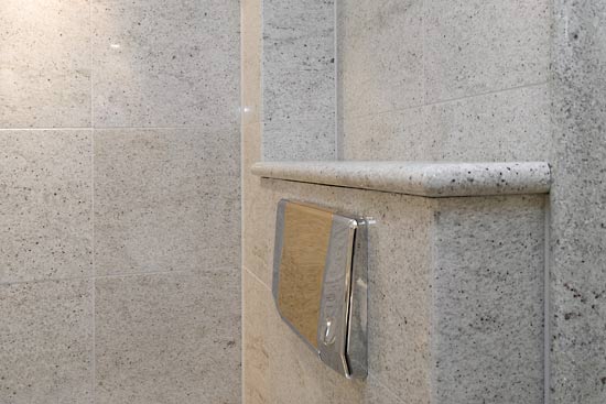 Badezimmer aus Kashmir White, Fliese und Abdeckung aus einem Guss.