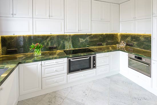 Küchenplattenanlage aus Hartgestein Verde Karsai.