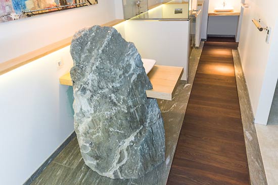 Die Rückseite des Findlings blieb bei der Einbringung der Installation unversehrt erhalten.