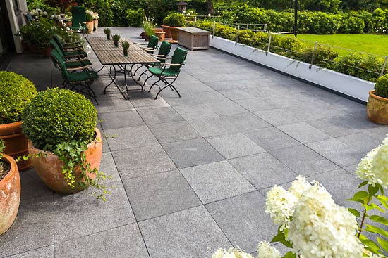 Basalt Black Pearl Großformatplatten 80 x 80 cm für die Terrasse.