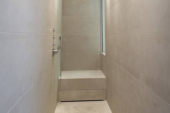  Die Duschzelle mit in die Decke eingebauter Regendusche und Lichtstrahlern.