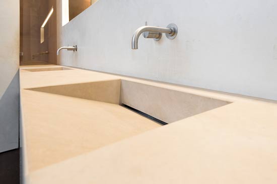 Sauber gearbeitete Fuge zwischen der Sandsteinkonstruktion mit den Waschbecken und der Wandverkleidung.