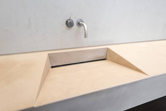 Klare Linien mit dem eleganten und relativ zeichnungsarmen Sandstein.