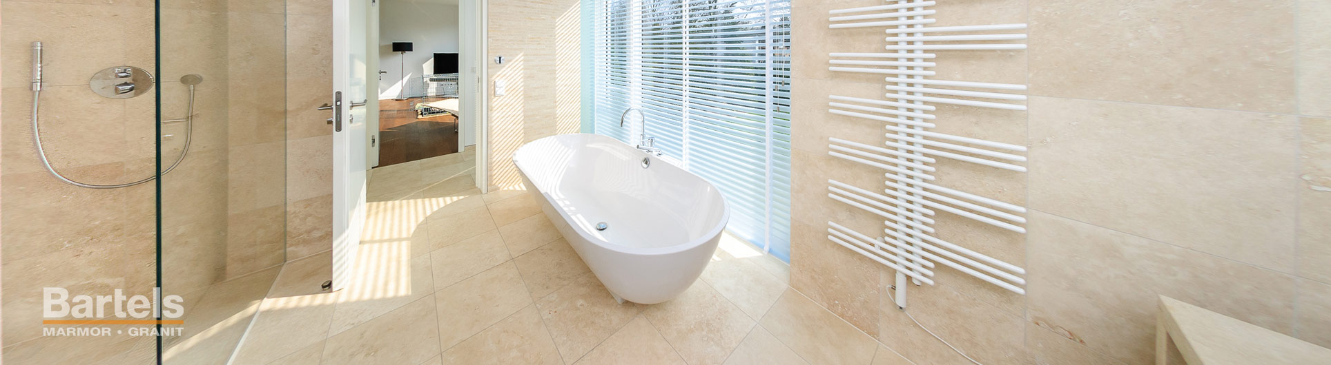 Badezimmer aus Naturstein, Bodenbelag und Wandbeläge aus Sandstein in Hamburg.