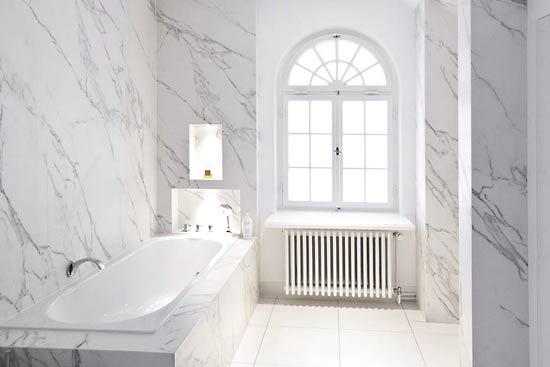 Die Badewanne wurde mit Neolith Calacatta eingefasst.