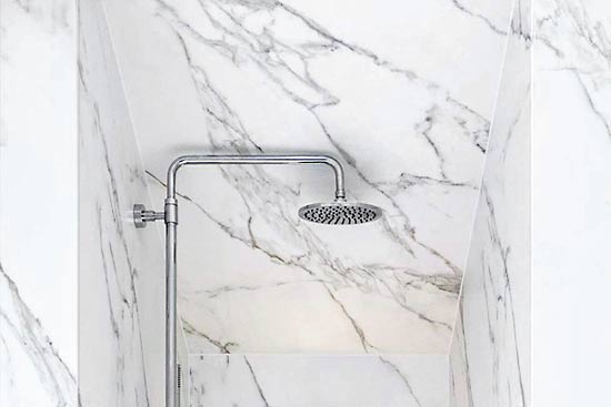 In der Dusche wurde eine beleuchtete Aussparung und eine Sitzfläche eingearbeitet.