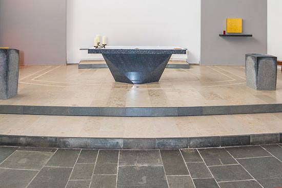Altar mit Zuwegung aus Alta Quarzit. Der Boden des Altarbereichs ist belegt mit Norrvange.