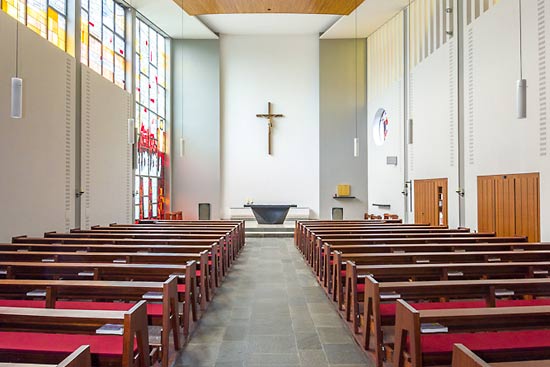 Runderneuerung und Modernisierung des Steinbodens in einer Kirche von 1962 in Hamburg.
