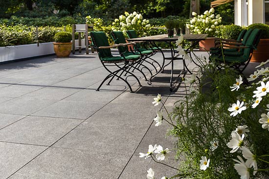 Stimmungsvoll gestaltete Terrassen- und Gartenanlage mit Natursteinboden. Die wunderschöne Anlage mit dem hochwertigen Natursteinprojekt weckt den Wunsch hier den Sommer verbringen zu dürfen.