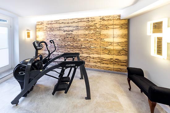 Ein Natursteinboden aus Naica Quarz in einem Fitnessraum.
