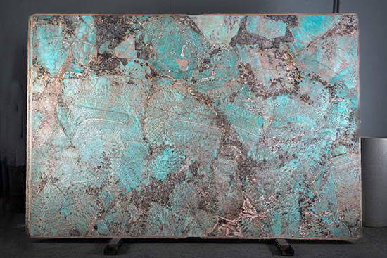 Aqualux, gebürstet. Außergewöhnliche Naturstein-Unmaßtafel mit blau-grünem Gesamtton und bräunlichen Adern.