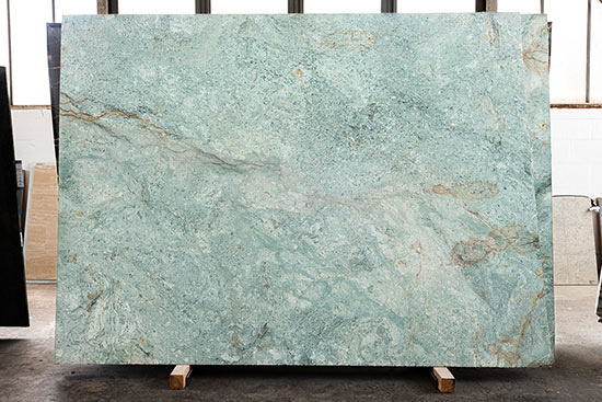 Aqualux, gebürstet. Außergewöhnliche Naturstein-Unmaßtafel mit blau-grünem Gesamtton und bräunlichen Adern.