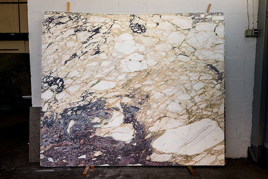 Breccia Capraia. Diese Unmaßtafel ist die extravagante Ausführung des weißen Carraras. Der Grundton ist ein warmes Weiß mit ausgeprägter Zeichnung mit einem weiten Spektrum von beige über rotbraun bis schwarz.