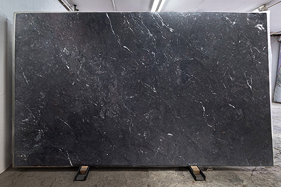 Breccia Imperiale, gebürstet. Eine dunkle, edle und dezente Naturstein-Umaßtafel mit hellen feinen Adern und Einschlüssen.