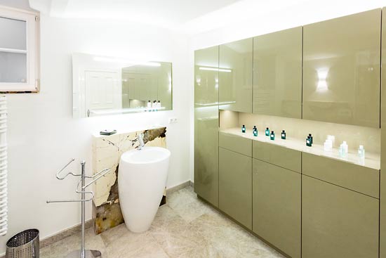 Badezimmer mit Dusche und WC in einem Spa-Bereich mit verschiedenen Natursteinen.