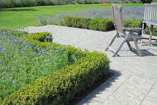 Tonpflasterklinker – SeptimA Olive – Garten mit Weg und kleiner Terrasse.