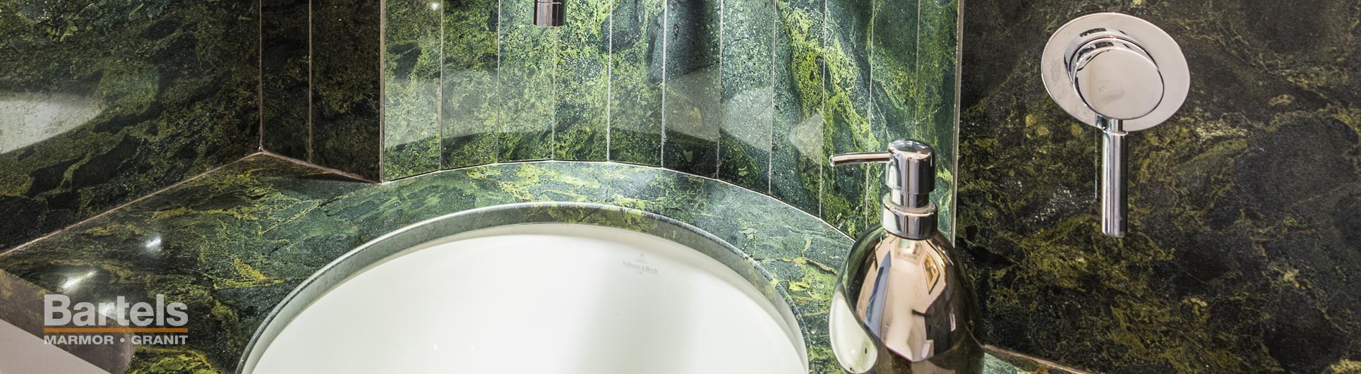 Neubau eines Badezimmers mit ebenerdiger Dusche in Pinneberg aus Naturstein Rain Forest Green.